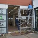 Opening in gevel om CNC houtbewerkingscentrum binnen te krijgen.