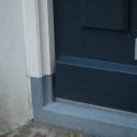 Detail aansluiting hardsteen bij voordeur.